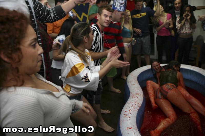 15P College party soon become a hardcore college orgy