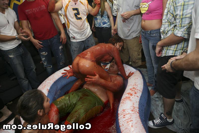 15P College party soon become a hardcore college orgy
