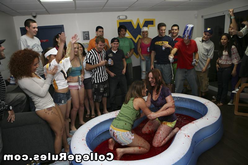 15P College party soon become a hardcore college orgy