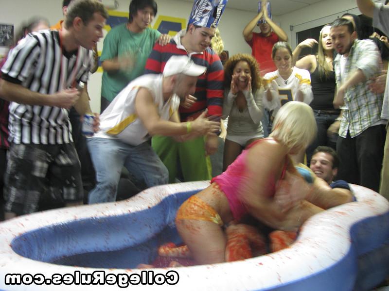 15P College party soon become a hardcore college orgy