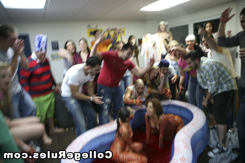 15P College party soon become a hardcore college orgy
