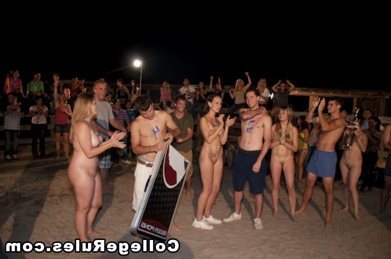 15P College girls are drunk then fingers each others pussies