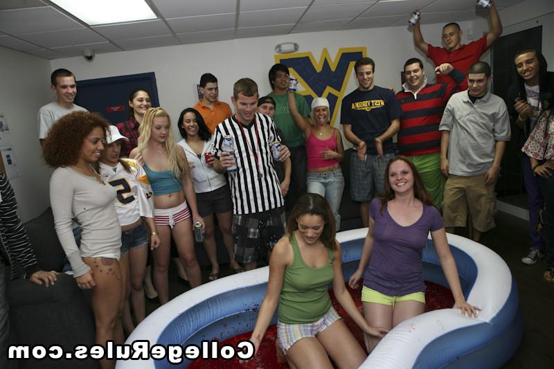 15P Drunk busty college girl gives her man a sloppy blowjob