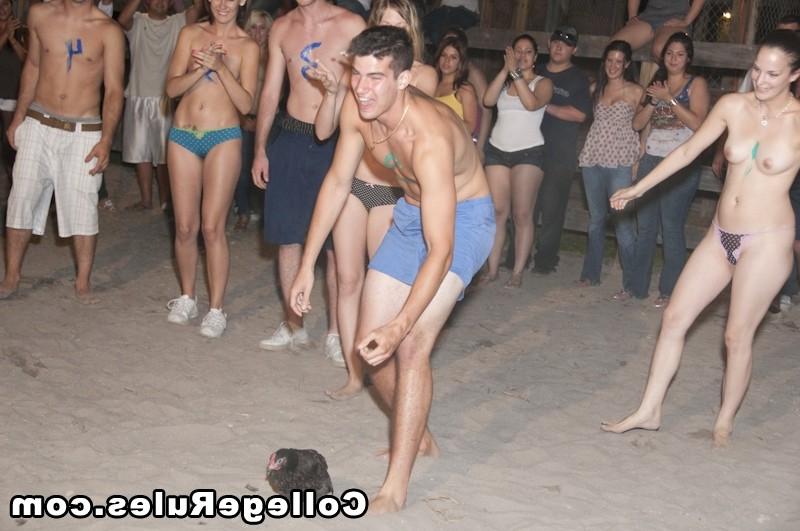 15P Des filles coquines aiment le sexe entre filles lors d'une fête universitaire
