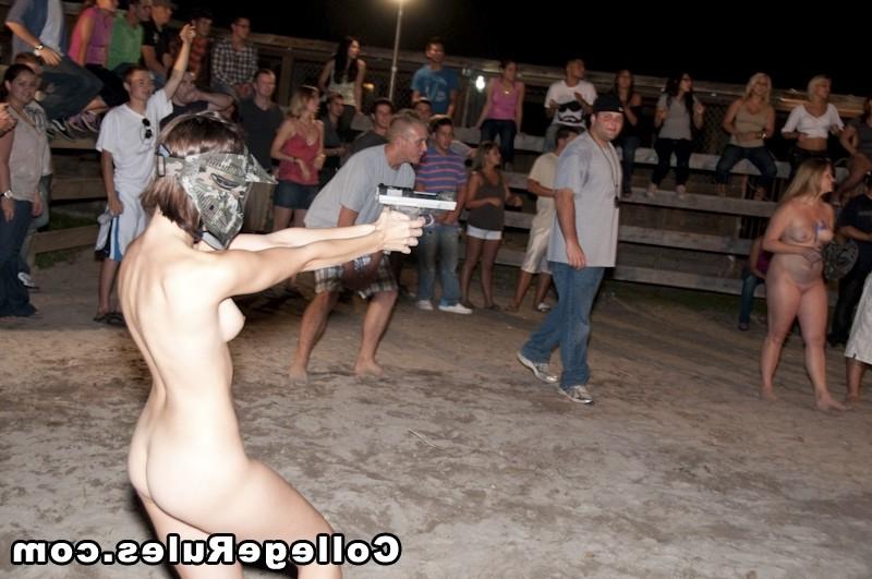 15P Des filles coquines aiment le sexe entre filles lors d'une fête universitaire