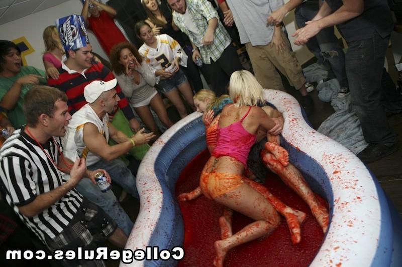 15P Drunk college girl is getting fucked at the backyard