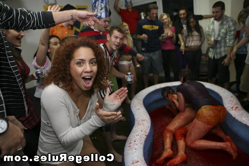 15P Drunk college girl is getting fucked at the backyard