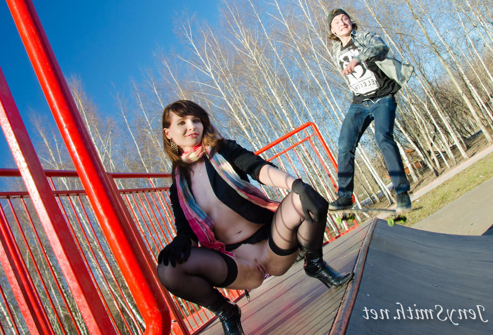 13P Jeny Skate park public flash