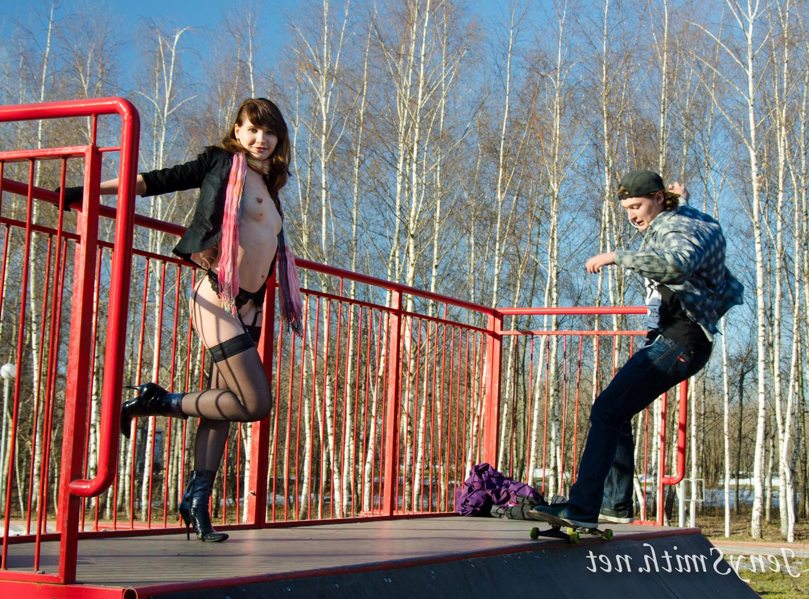 13P Jeny Skate park public flash