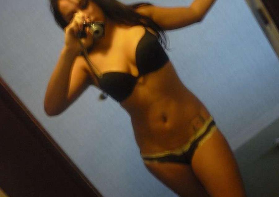 15P Hot amateur brunette posing
