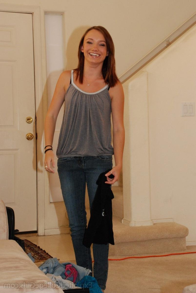16P Amateur college girl strips