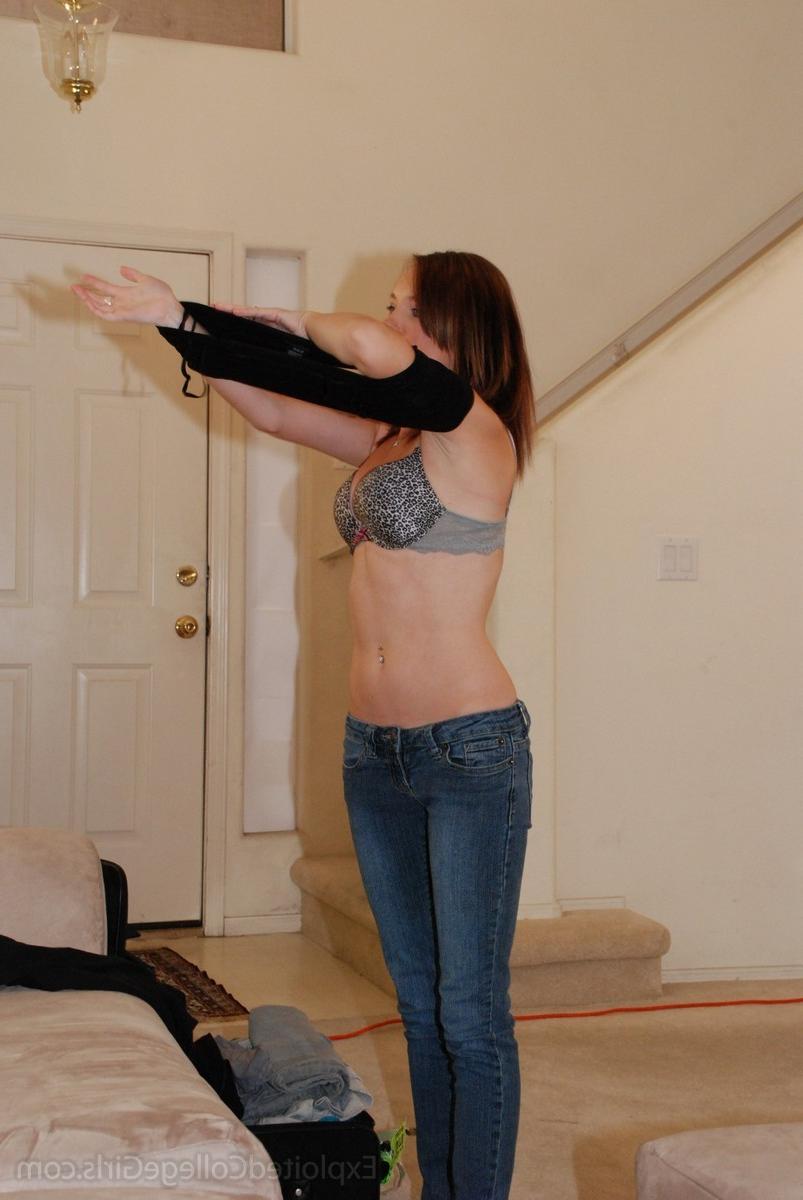16P Amateur college girl strips