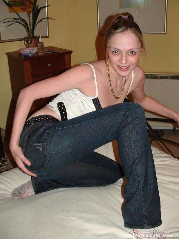 20P Hot blonde girlfriend takes her clothes off secretly