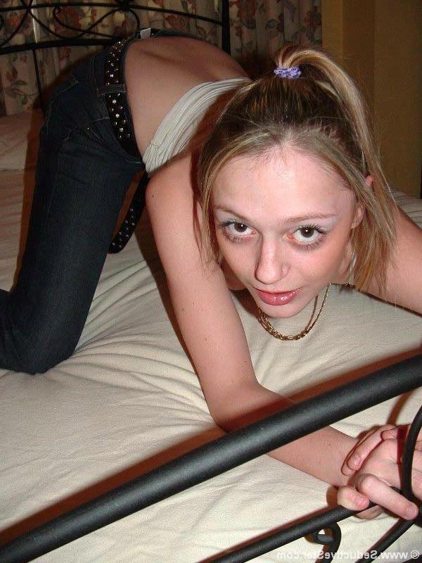 20P Hot blonde girlfriend takes her clothes off secretly