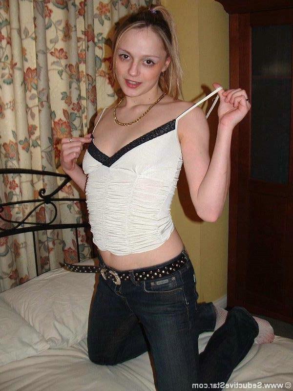 20P Hot blonde girlfriend takes her clothes off secretly