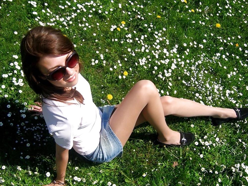 25P Nylon - upskirt - leg 19