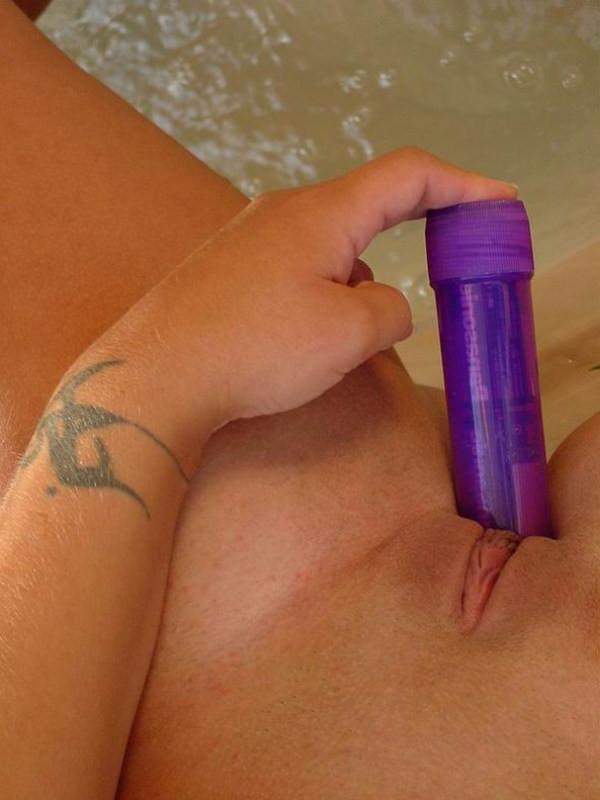 20P Latino beauty dildoing in the tub