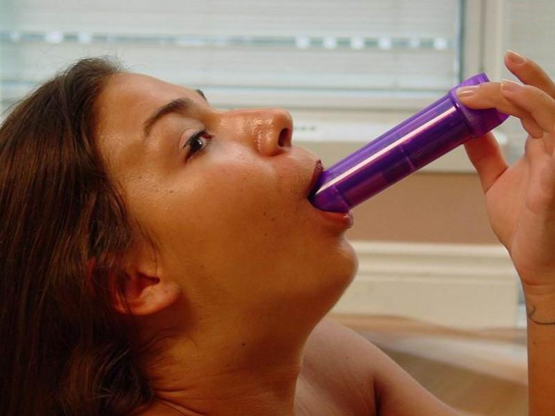 20P Latino beauty dildoing in the tub