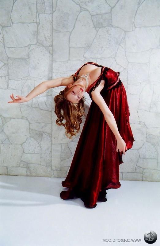 16P Contortionist in panties spreads her legs wide