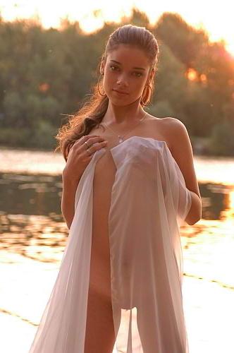 24P Brunette coed outdoor tight hole