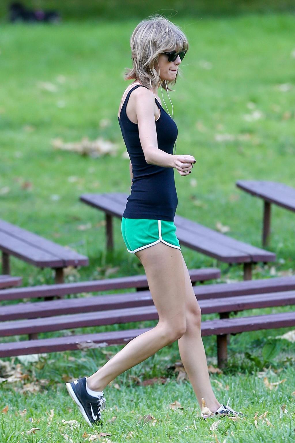 15P Taylor Swift shows off her ass wearing a tiny green shorts for a workout in LA
