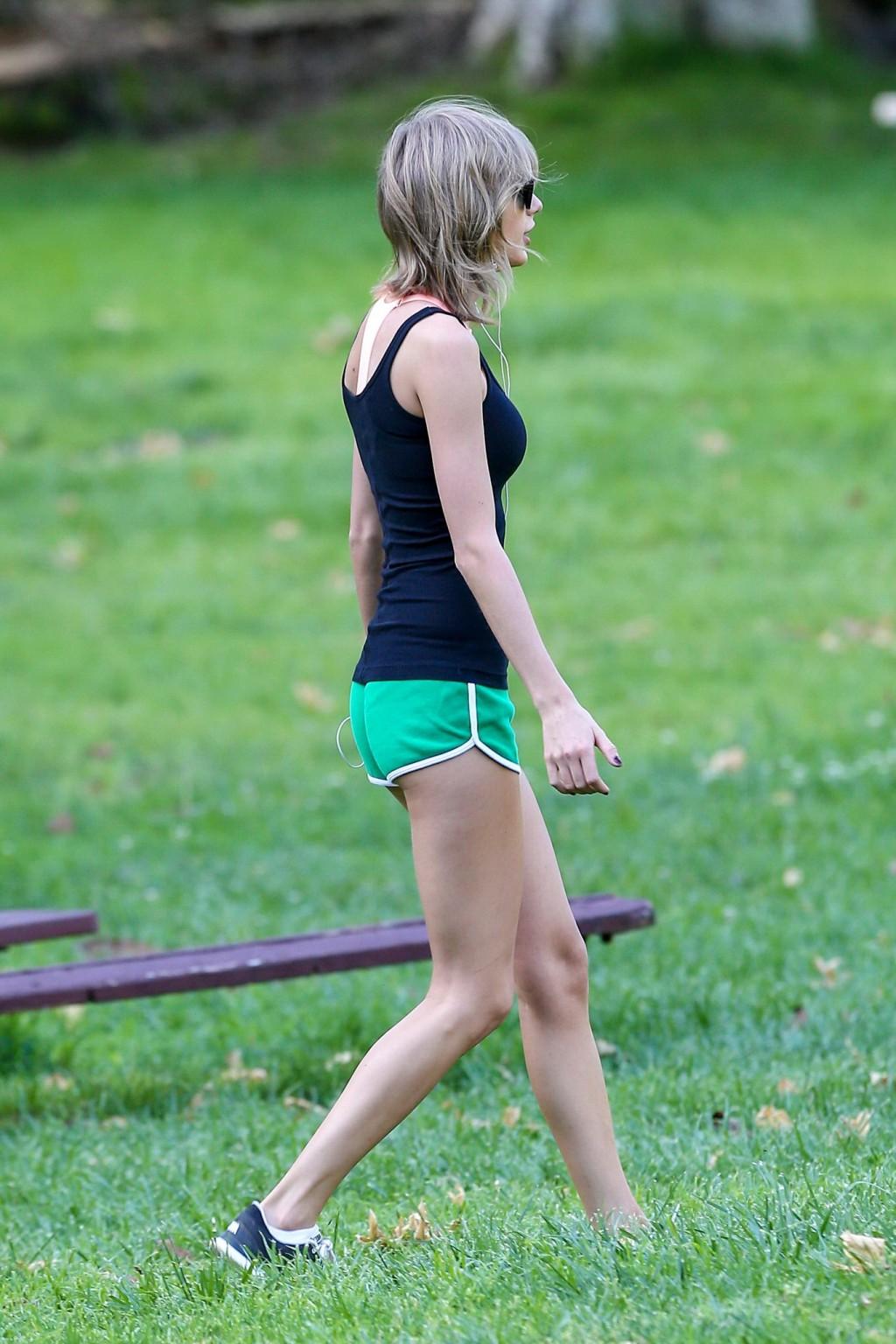 15P Taylor Swift shows off her ass wearing a tiny green shorts for a workout in LA