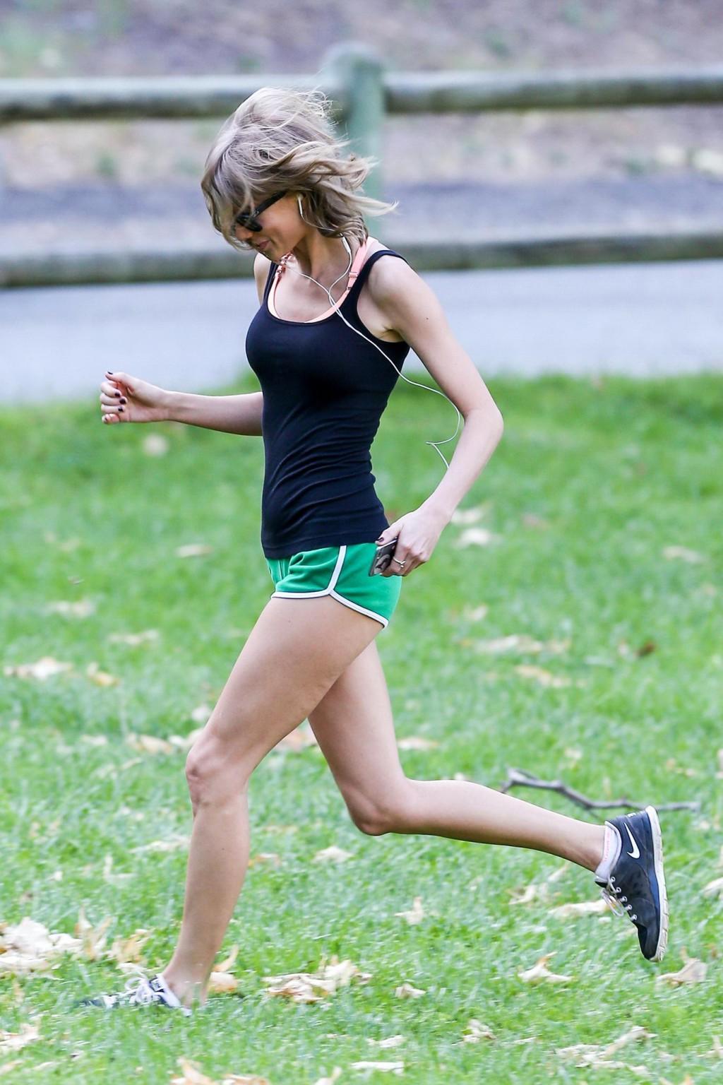 15P Taylor Swift shows off her ass wearing a tiny green shorts for a workout in LA