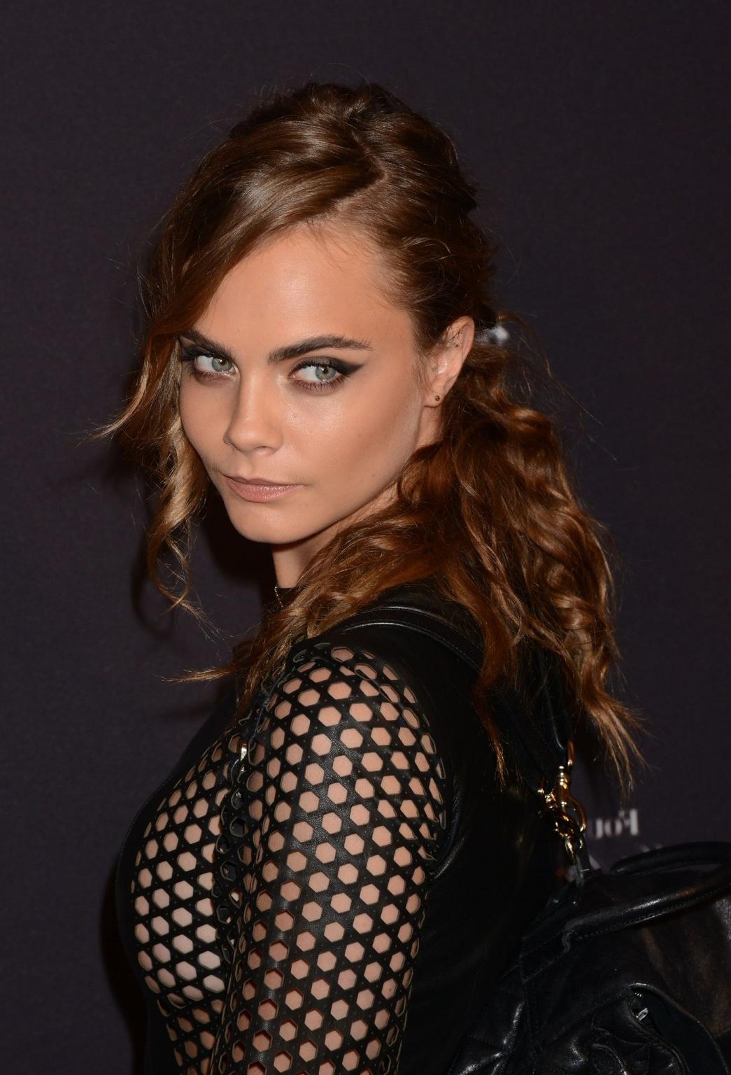 16P Cara Delevingne shows sideboobs wearing a partially see through leather dress at