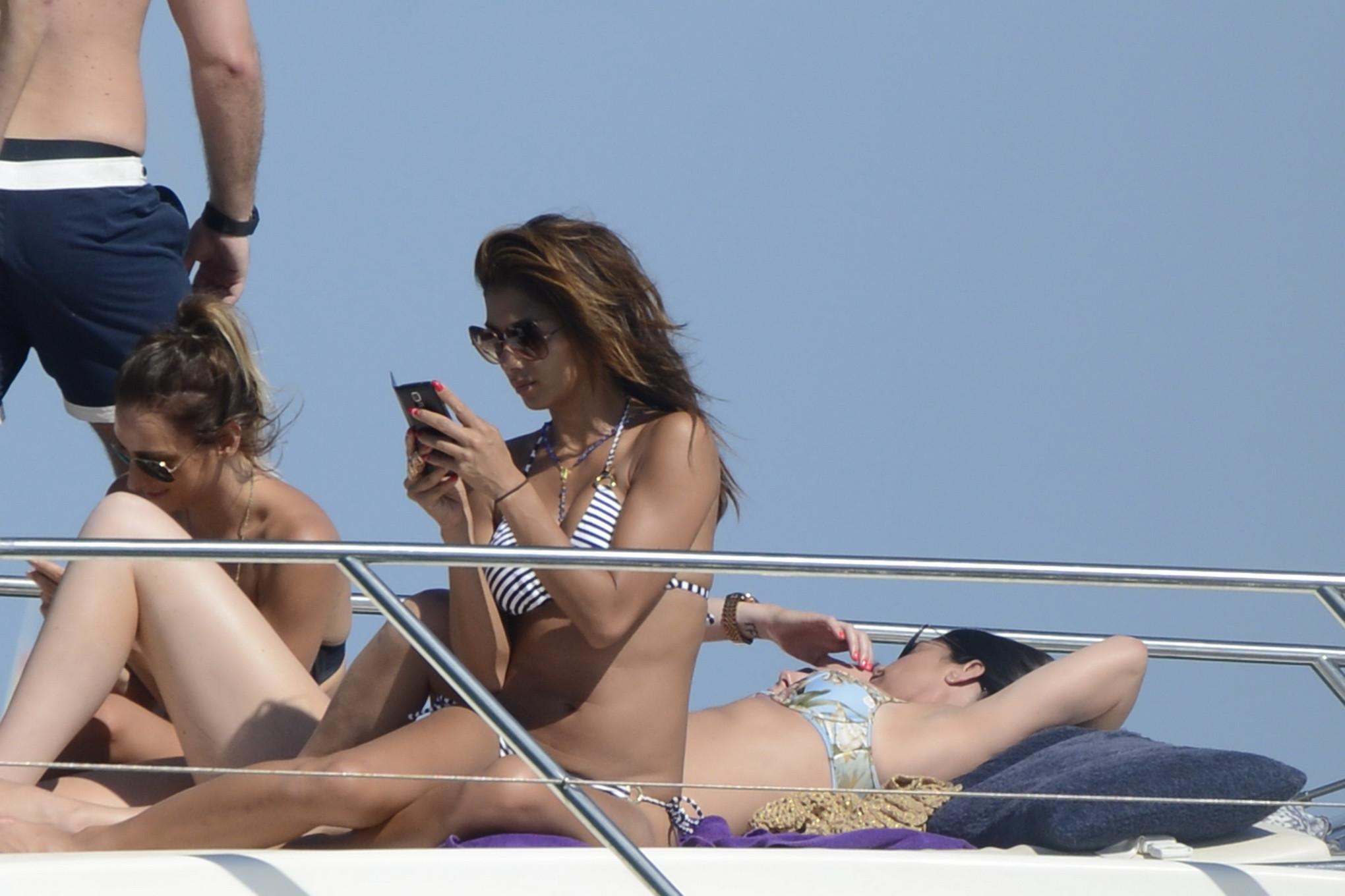16P Nicole Scherzinger shows off her round ass in skimpy striped bikini on the yacht