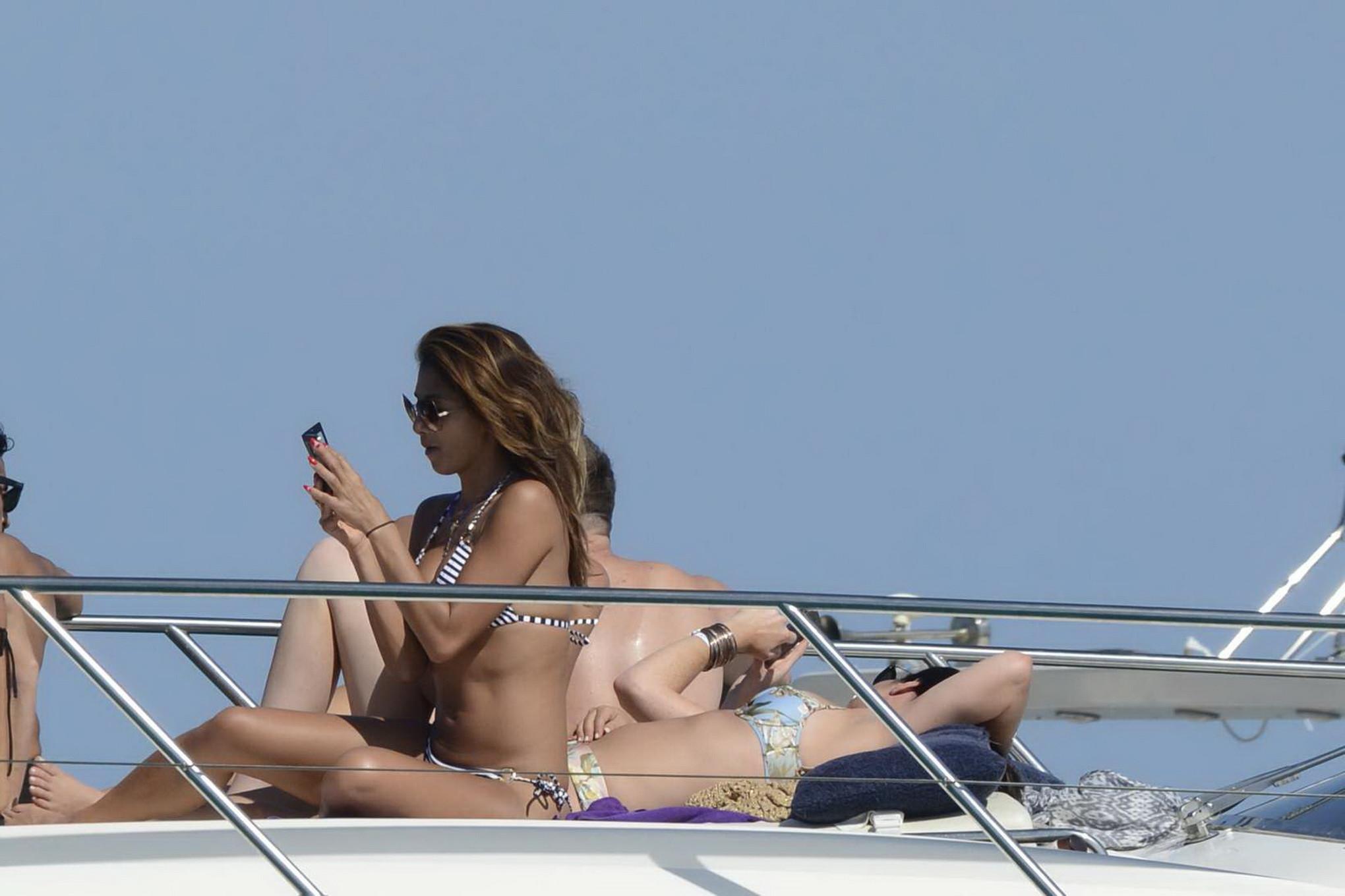 16P Nicole Scherzinger shows off her round ass in skimpy striped bikini on the yacht