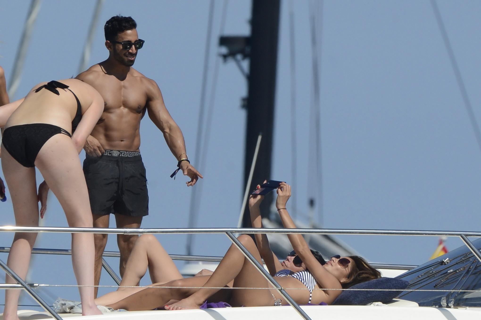 16P Nicole Scherzinger shows off her round ass in skimpy striped bikini on the yacht