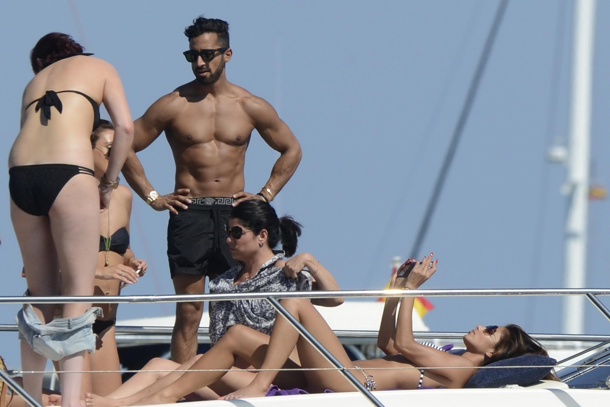16P Nicole Scherzinger shows off her round ass in skimpy striped bikini on the yacht