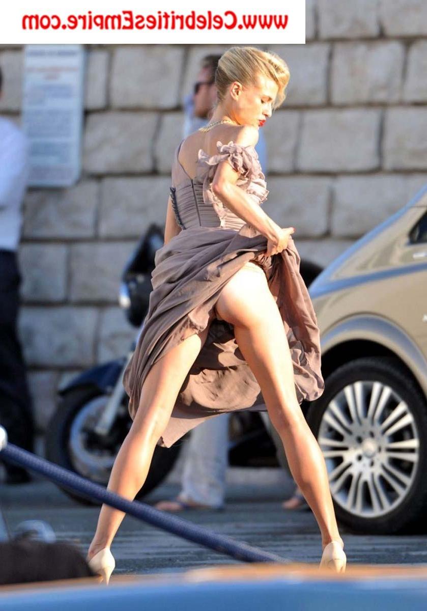 20P Karolina Kurkova Oops Booty Flash