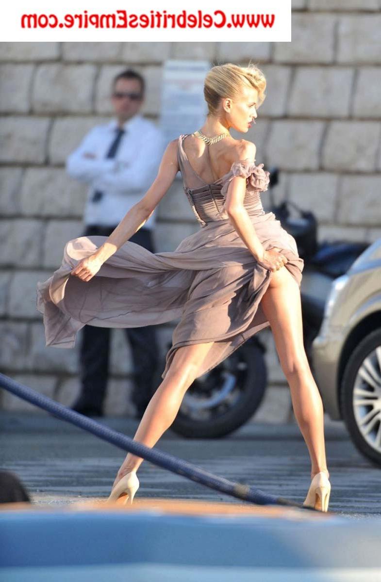 20P Karolina Kurkova Oops Booty Flash