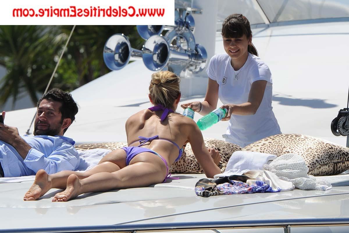 20P Karolina Kurkova Oops Booty Flash