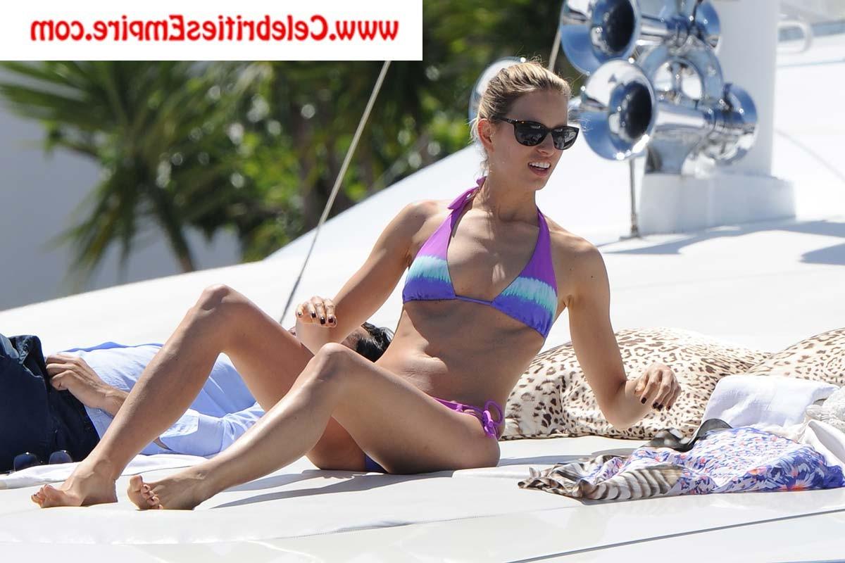 20P Karolina Kurkova Oops Booty Flash