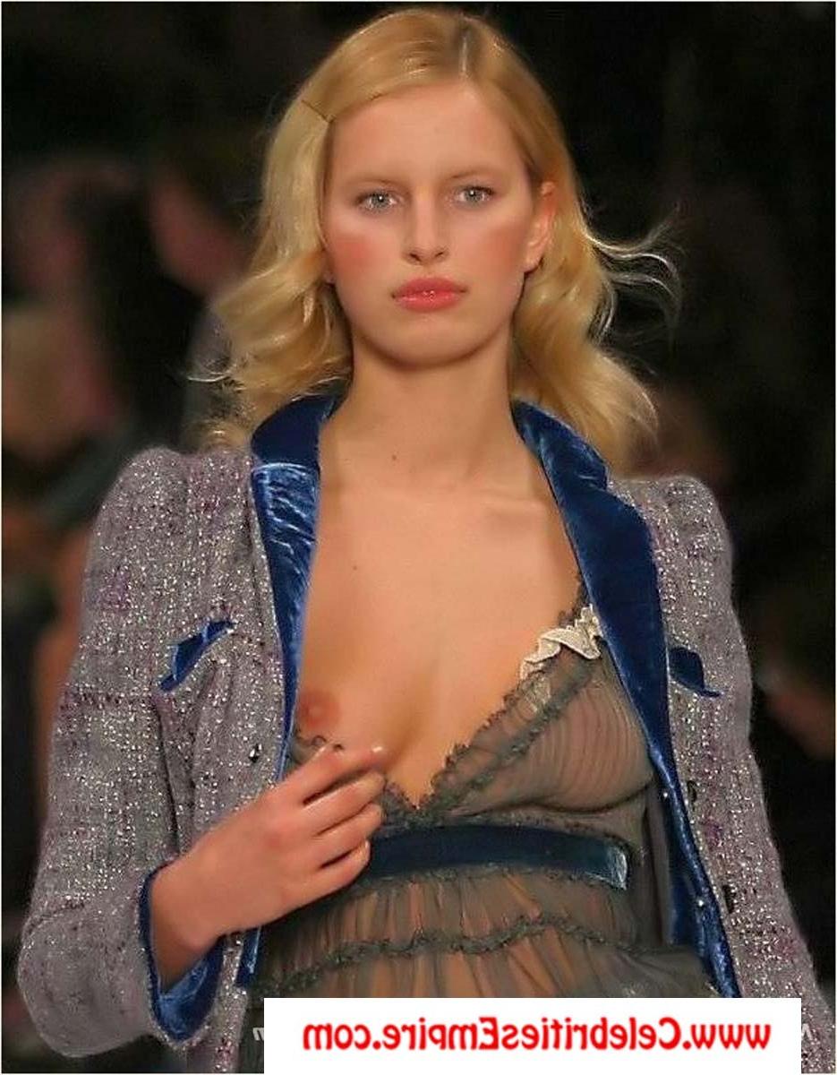20P Karolina Kurkova Oops Booty Flash