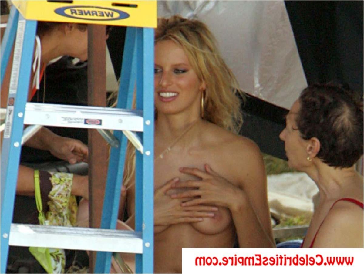 20P Karolina Kurkova Oops Booty Flash