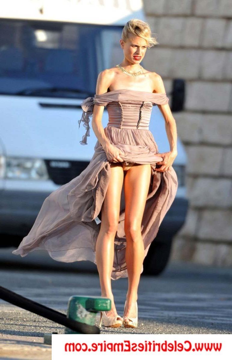 20P Karolina Kurkova Oops Booty Flash