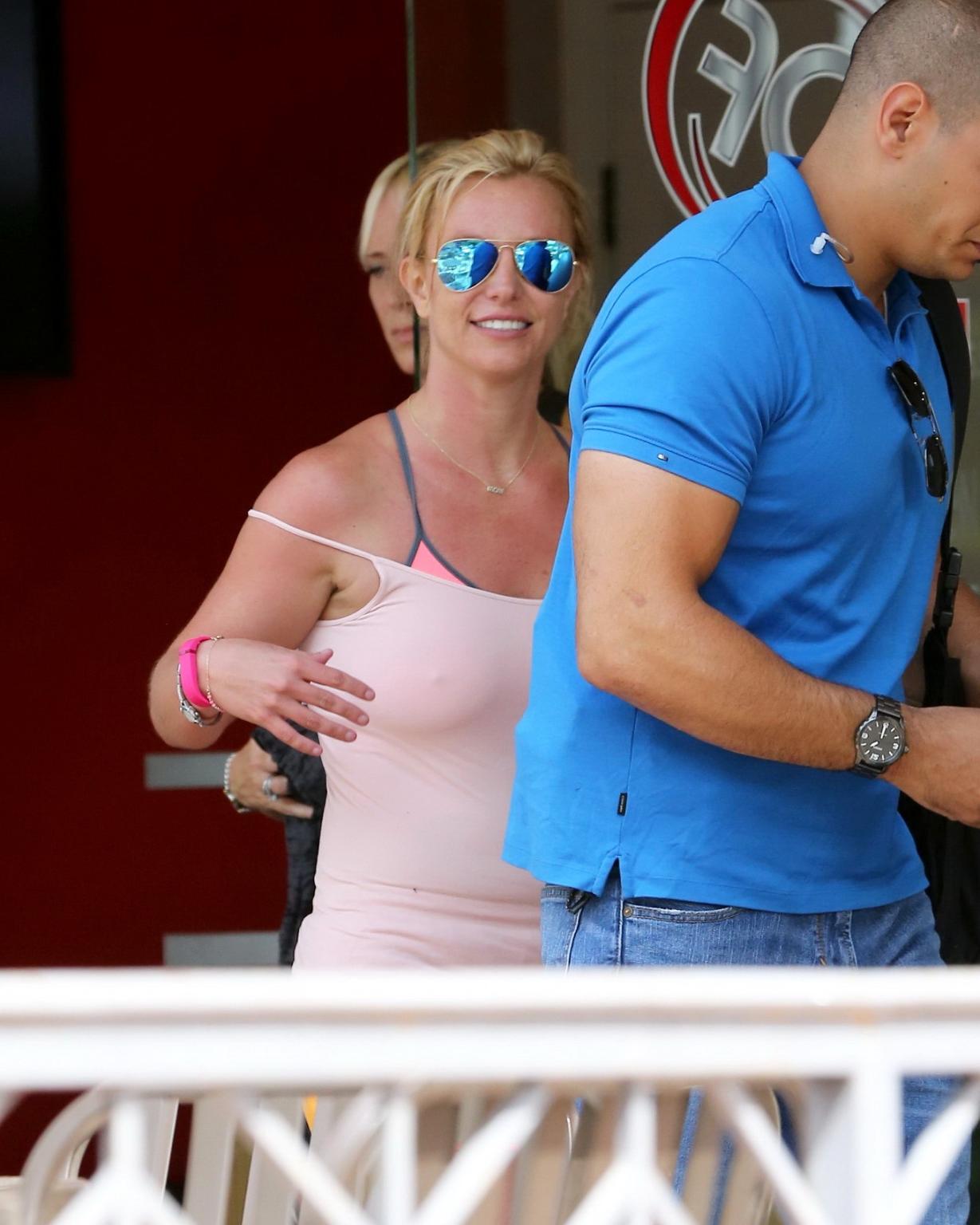 16P Busty Britney Spears shows pokies leaving the Drenched Fitness in LA