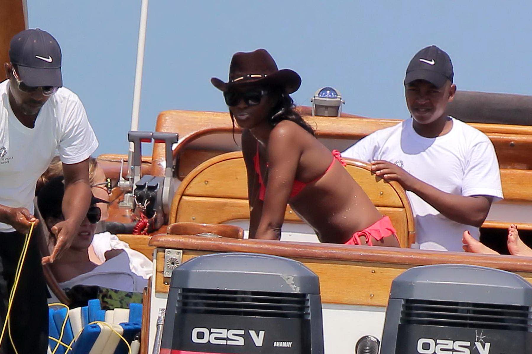 16P Naomi Campbell shows off her ass wearing a pink bikini on a yacht in Kenya