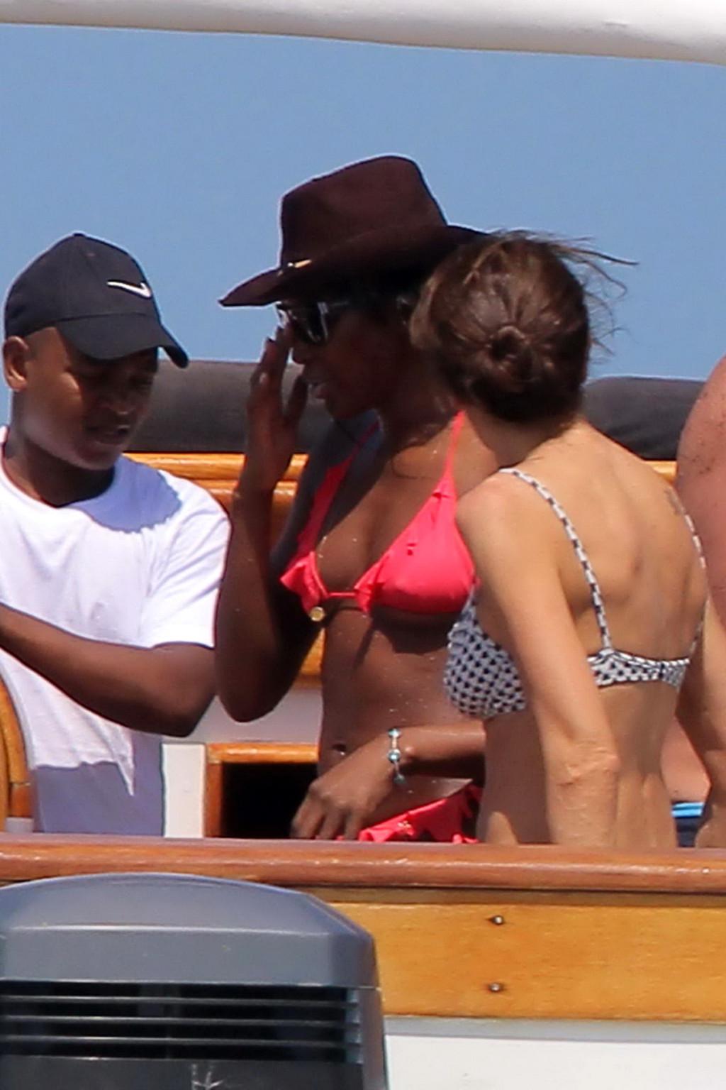 16P Naomi Campbell shows off her ass wearing a pink bikini on a yacht in Kenya