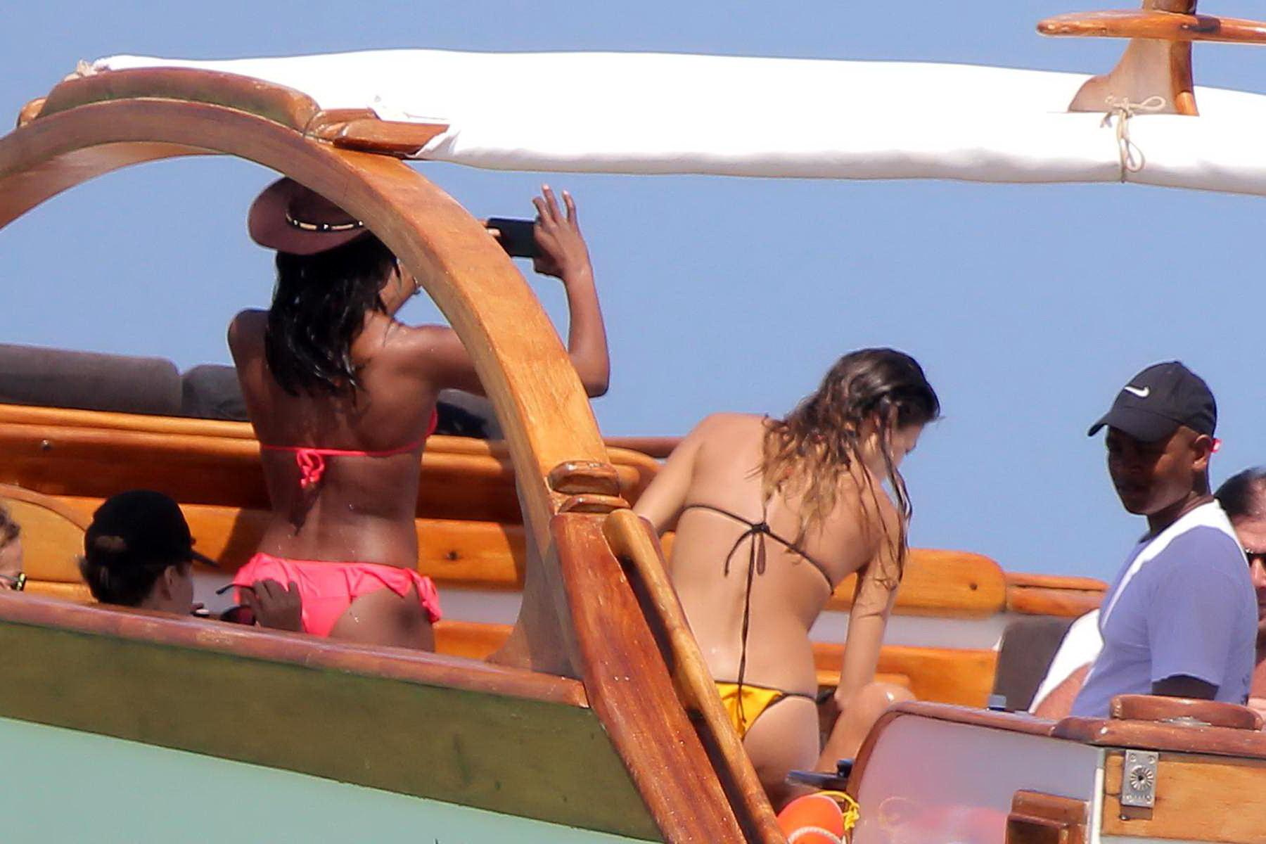 16P Naomi Campbell shows off her ass wearing a pink bikini on a yacht in Kenya