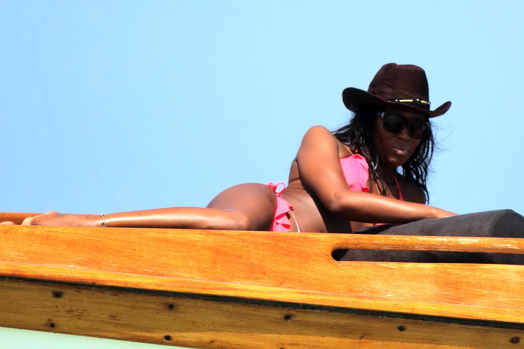 16P Naomi Campbell shows off her ass wearing a pink bikini on a yacht in Kenya