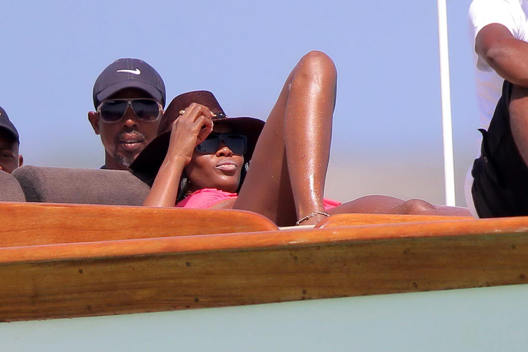 16P Naomi Campbell shows off her ass wearing a pink bikini on a yacht in Kenya