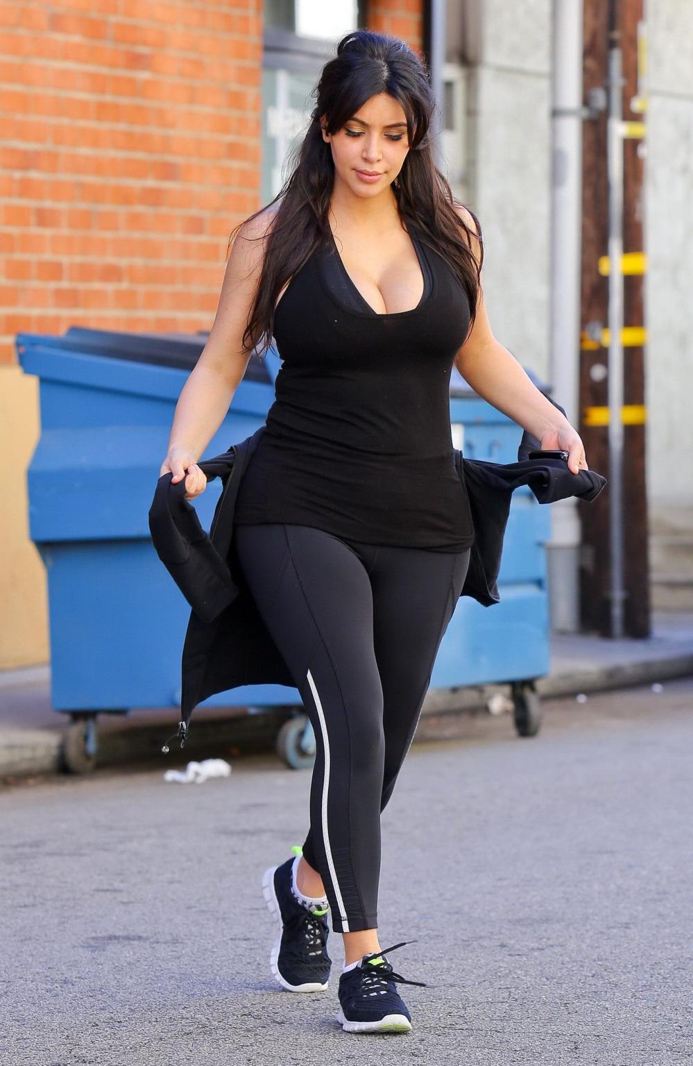 10P Busty Kim Kardashian in tank top  tights heading to her morning workout at Tracy