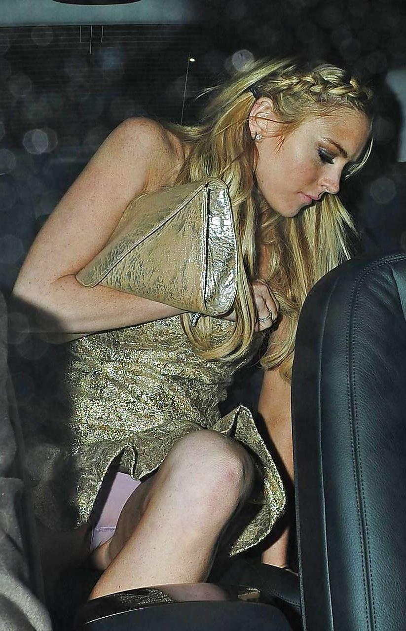 10P Lindsay Lohan flash panties upskirt and topless selfshoting