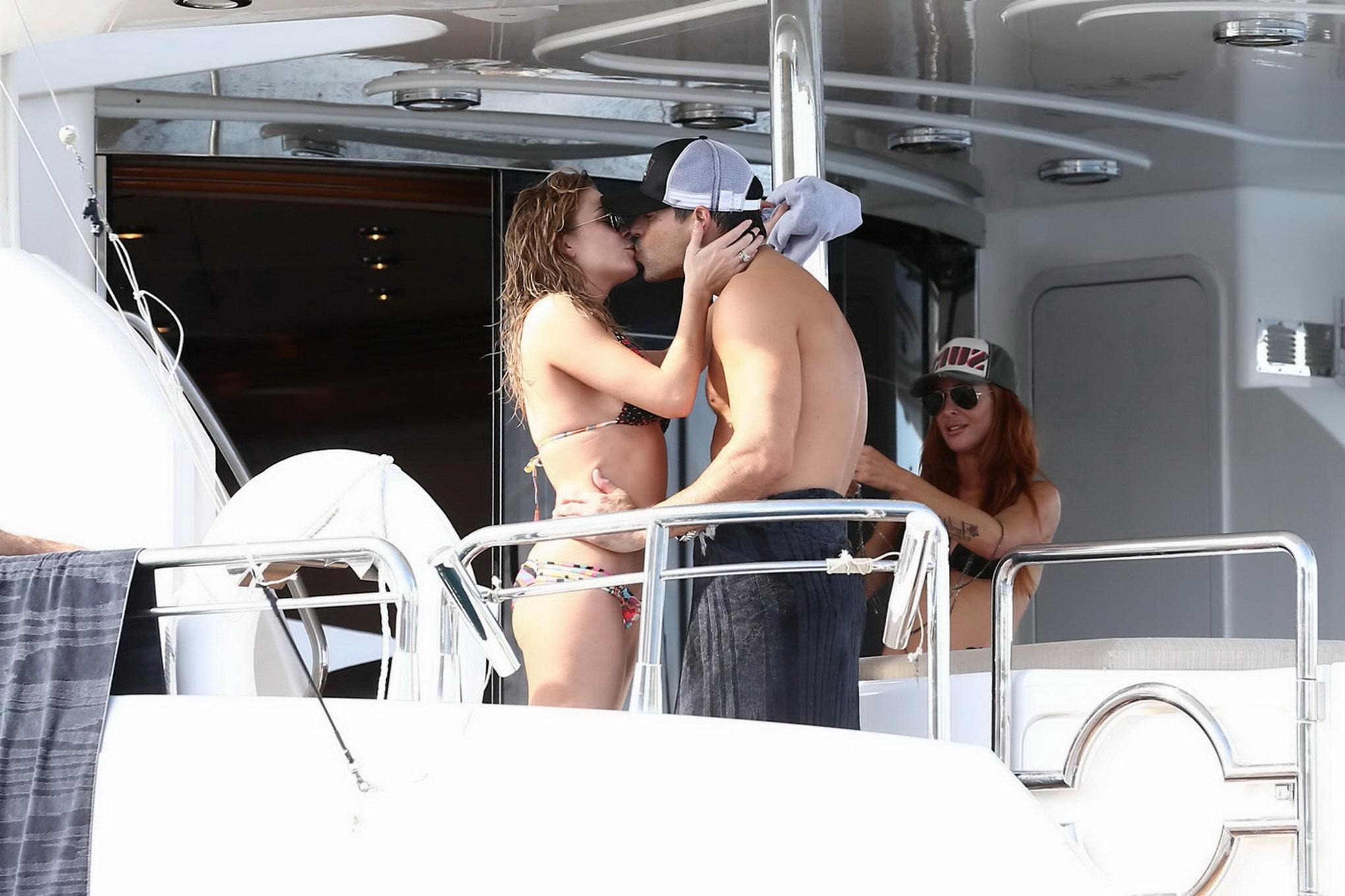 11P LeAnn Rimes showing side boob in few bikini sets on a yacht in Cabo San Lucas