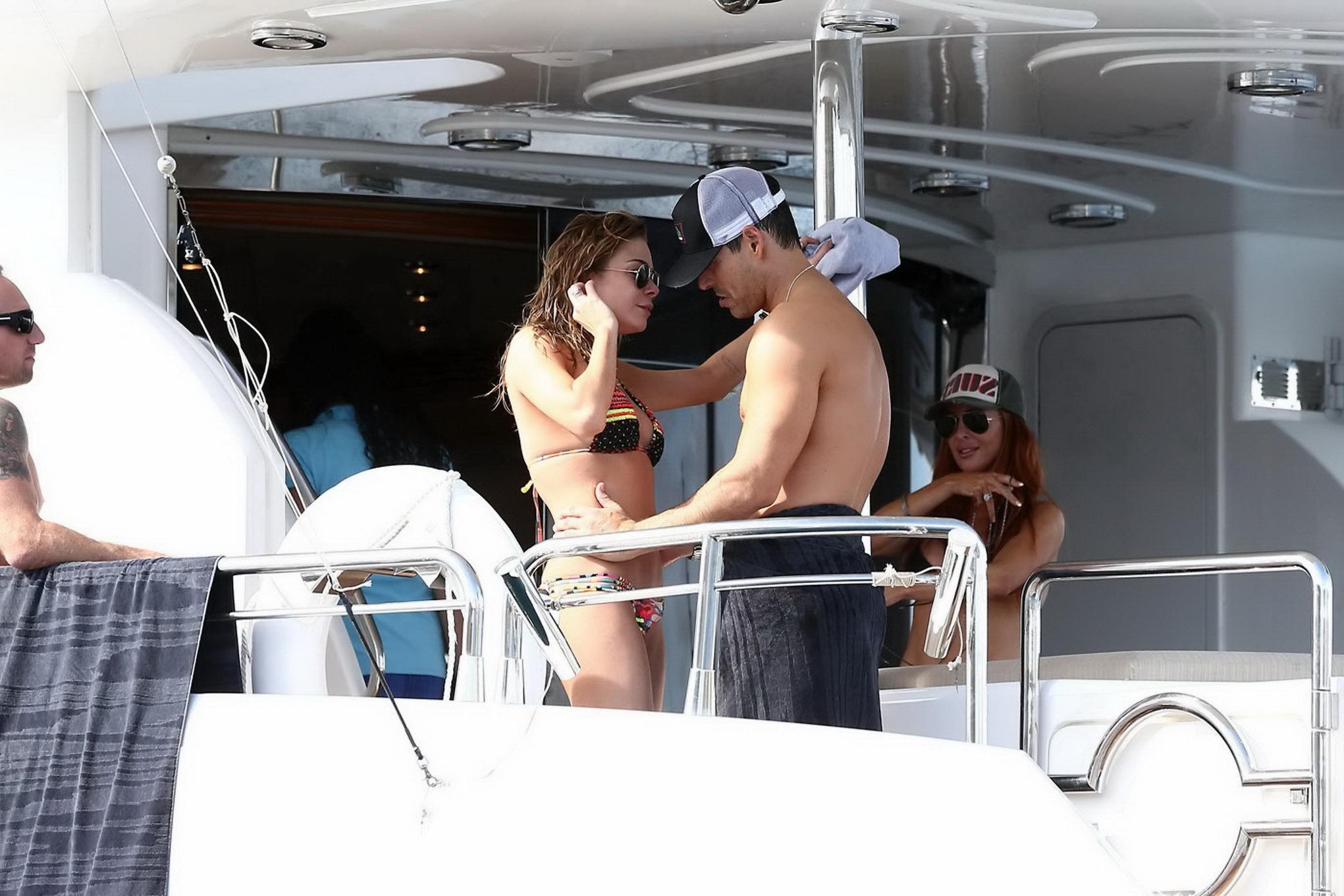 11P LeAnn Rimes showing side boob in few bikini sets on a yacht in Cabo San Lucas