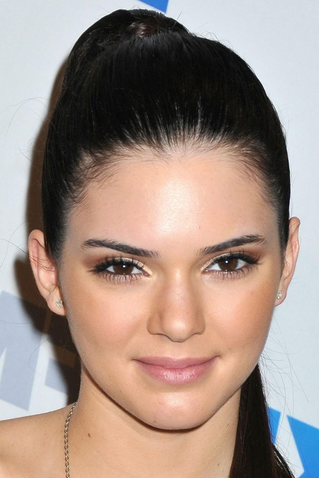 10P Kendall Jenner leggy wearing a leather mini skirt at KIIS FMs Jingle Ball 2012 i